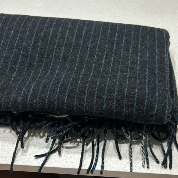 Burberry reversible shawl Black, Blue & White w pockets - Picture 6 of 6
